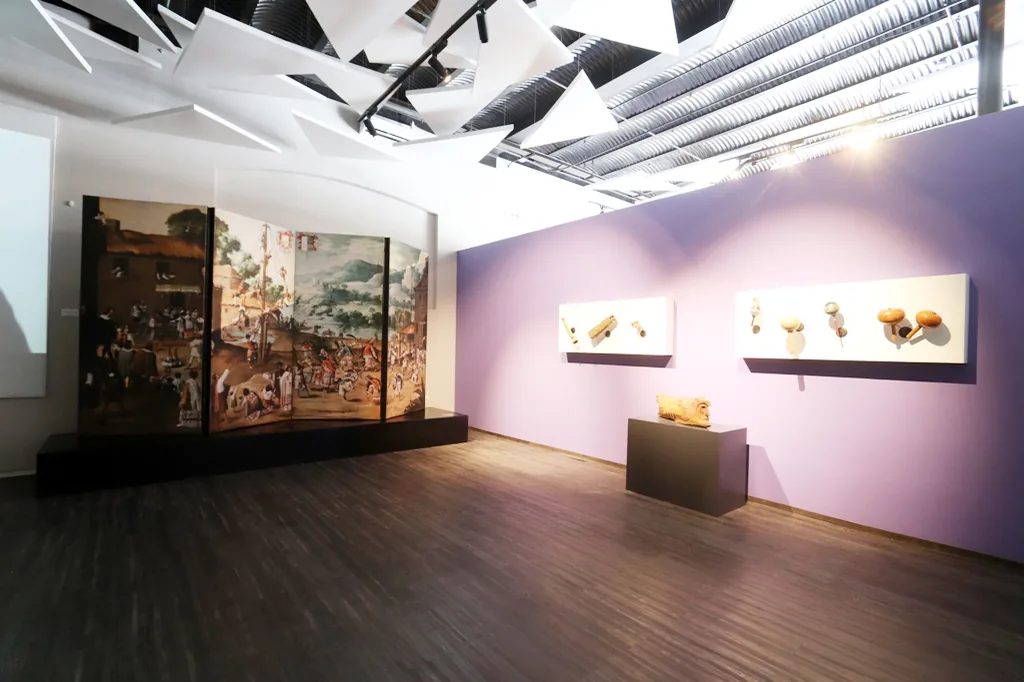 Vista de sala con objetos y piezas de Arte Indígena — colección INPI.