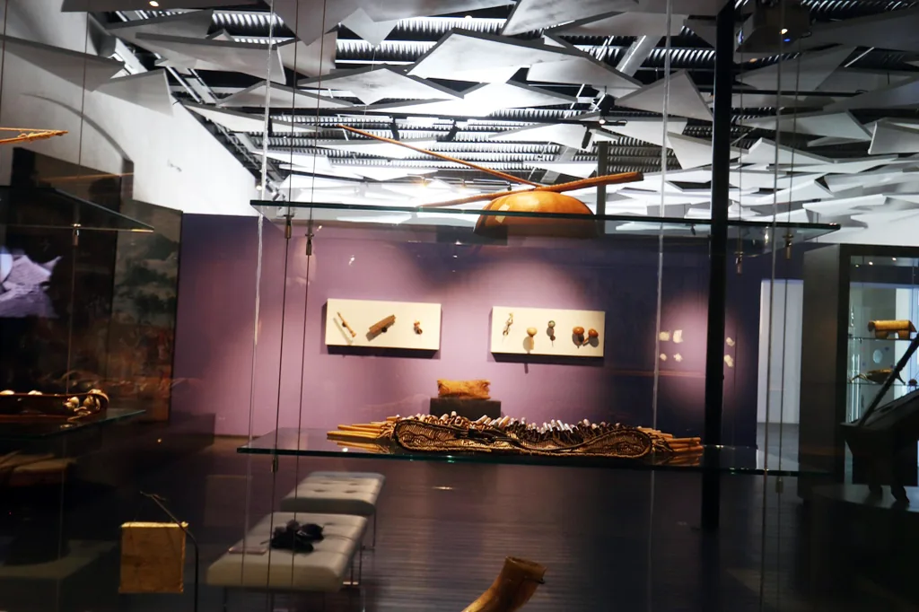 Vista de Arte Indígena — colección INPI con objetos suspendidos y piezas en exhibición.