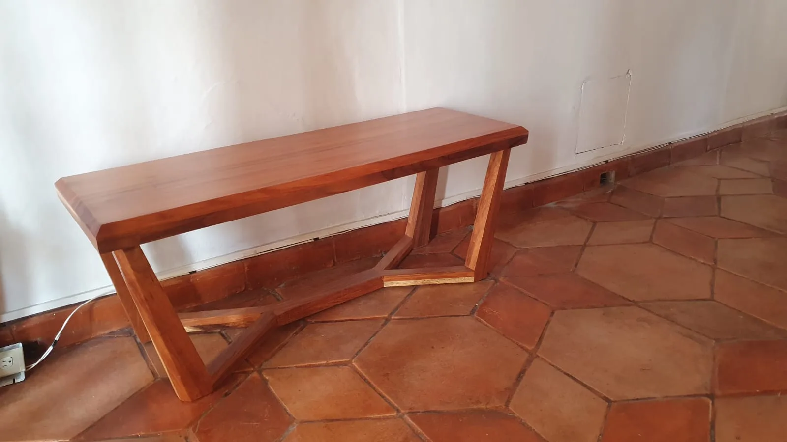 Obras de arte popular exhibidas en pedestales dentro de una sala histórica.