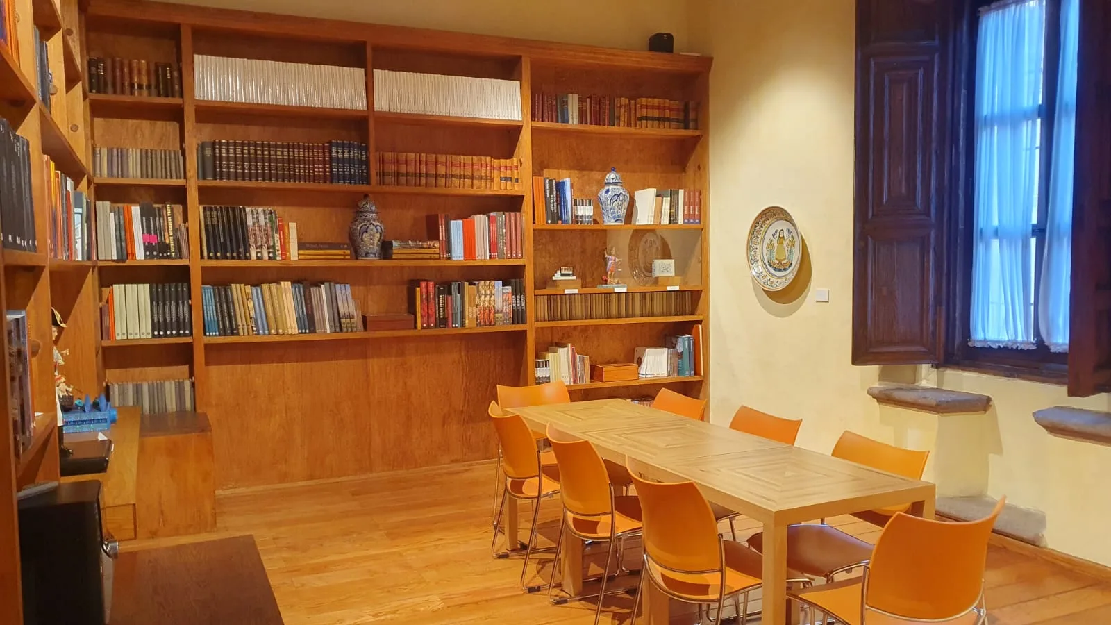 Elemento de servicio y señalización dentro del recorrido museográfico.