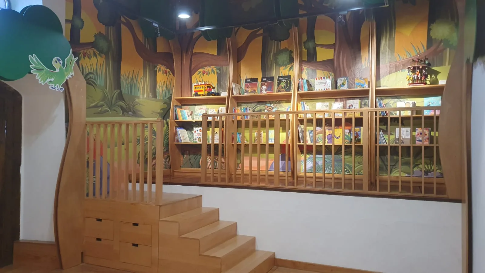 Sala expositiva con obra gráfica, vitrina y banco para visitantes.