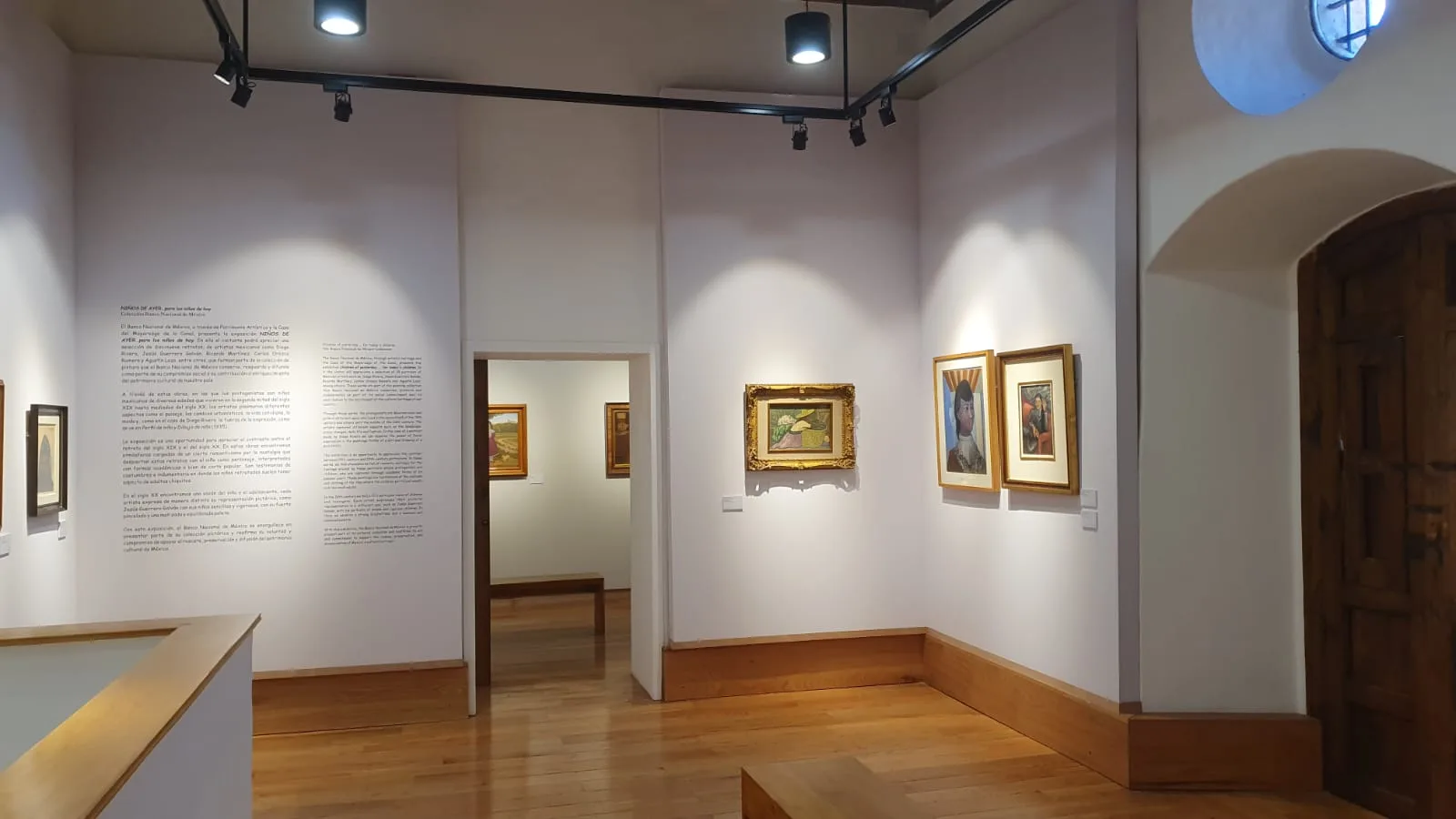 Biblioteca y espacio de consulta dentro del inmueble.