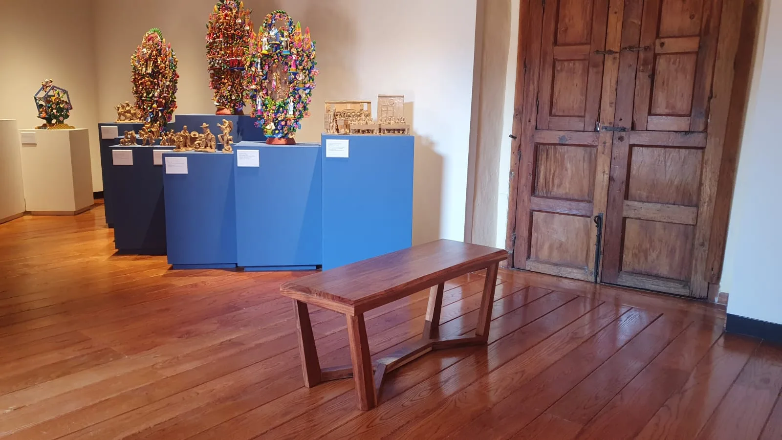 Detalle de una pieza de arte popular en exhibición.