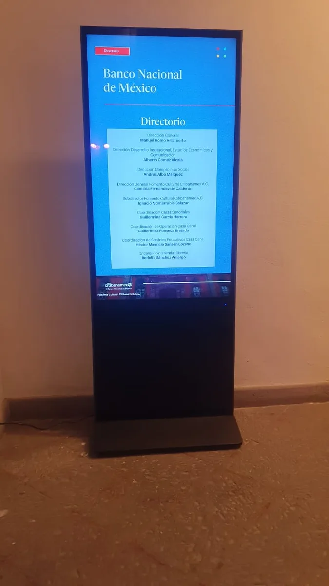 Mobiliario integrado a un espacio histórico de circulación.