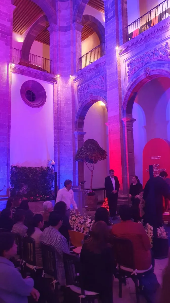 Sala de obra gráfica con montaje e iluminación museográfica.