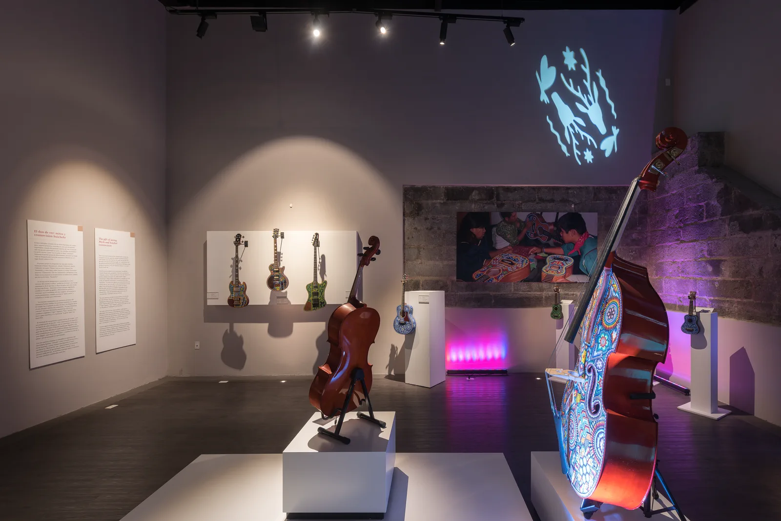 Instrumentos Wixárika exhibidos con iluminación museográfica.
