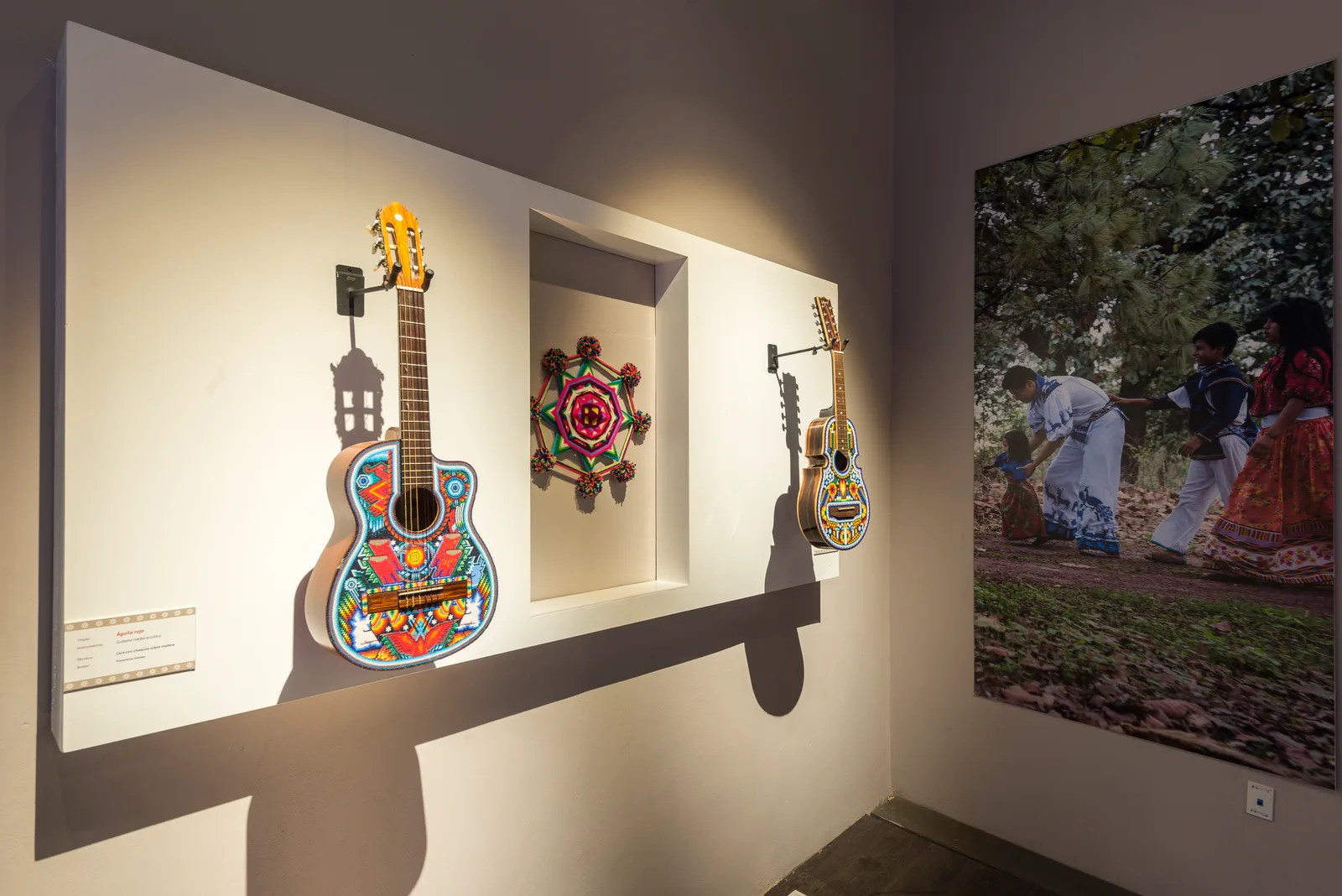 Guitarras decoradas con iconografía Wixárika.