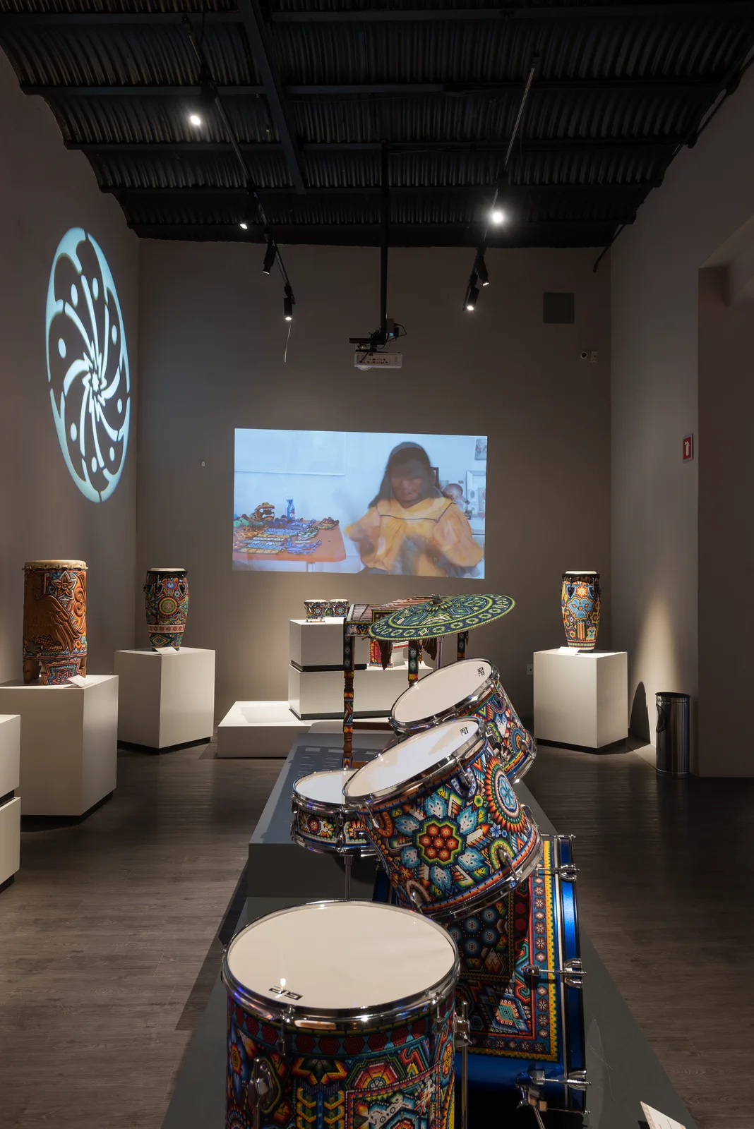 Tambores decorados con iconografía Wixárika en la exposición.