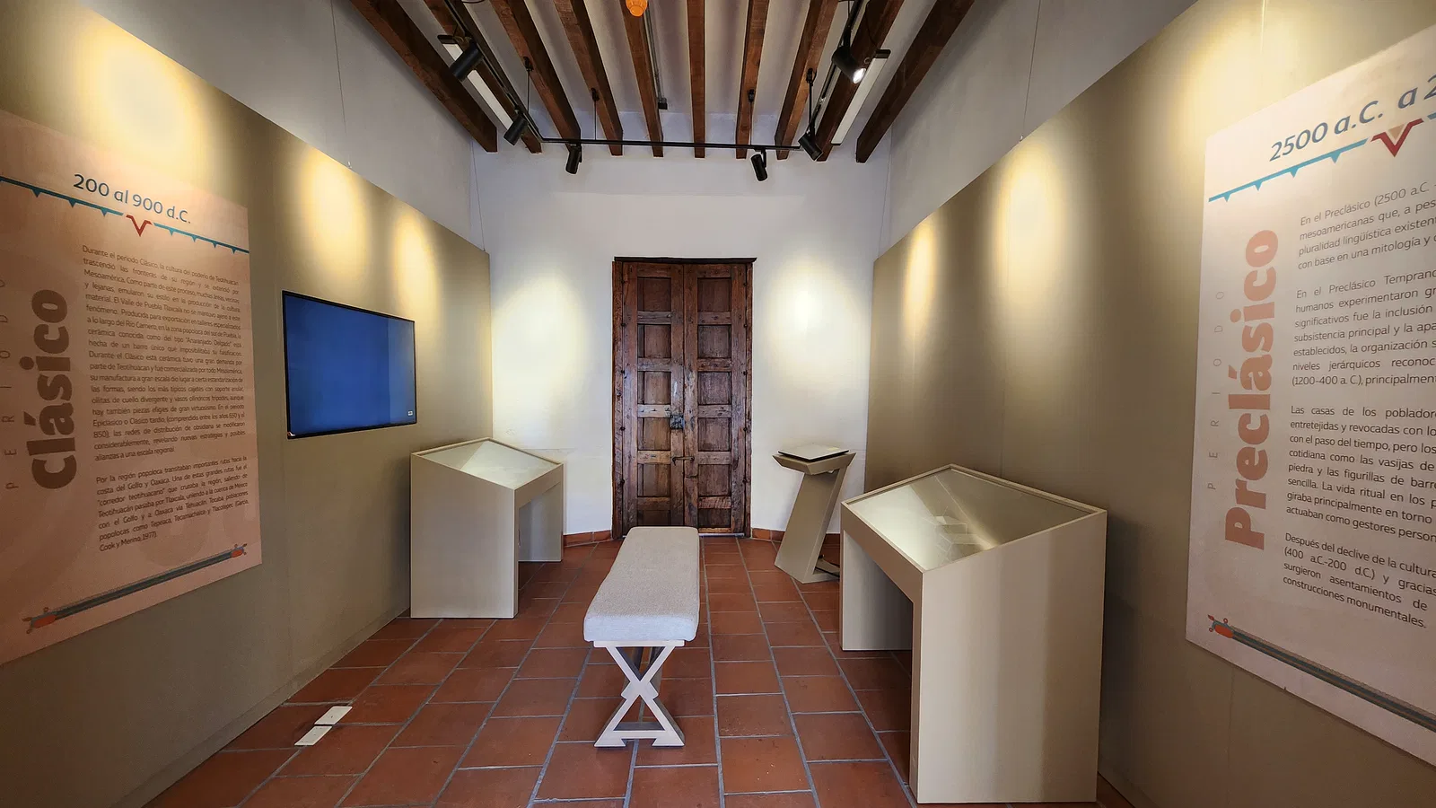 Sala del Museo Regional de Tepeaca con gráfica, pantalla y mobiliario museográfico.