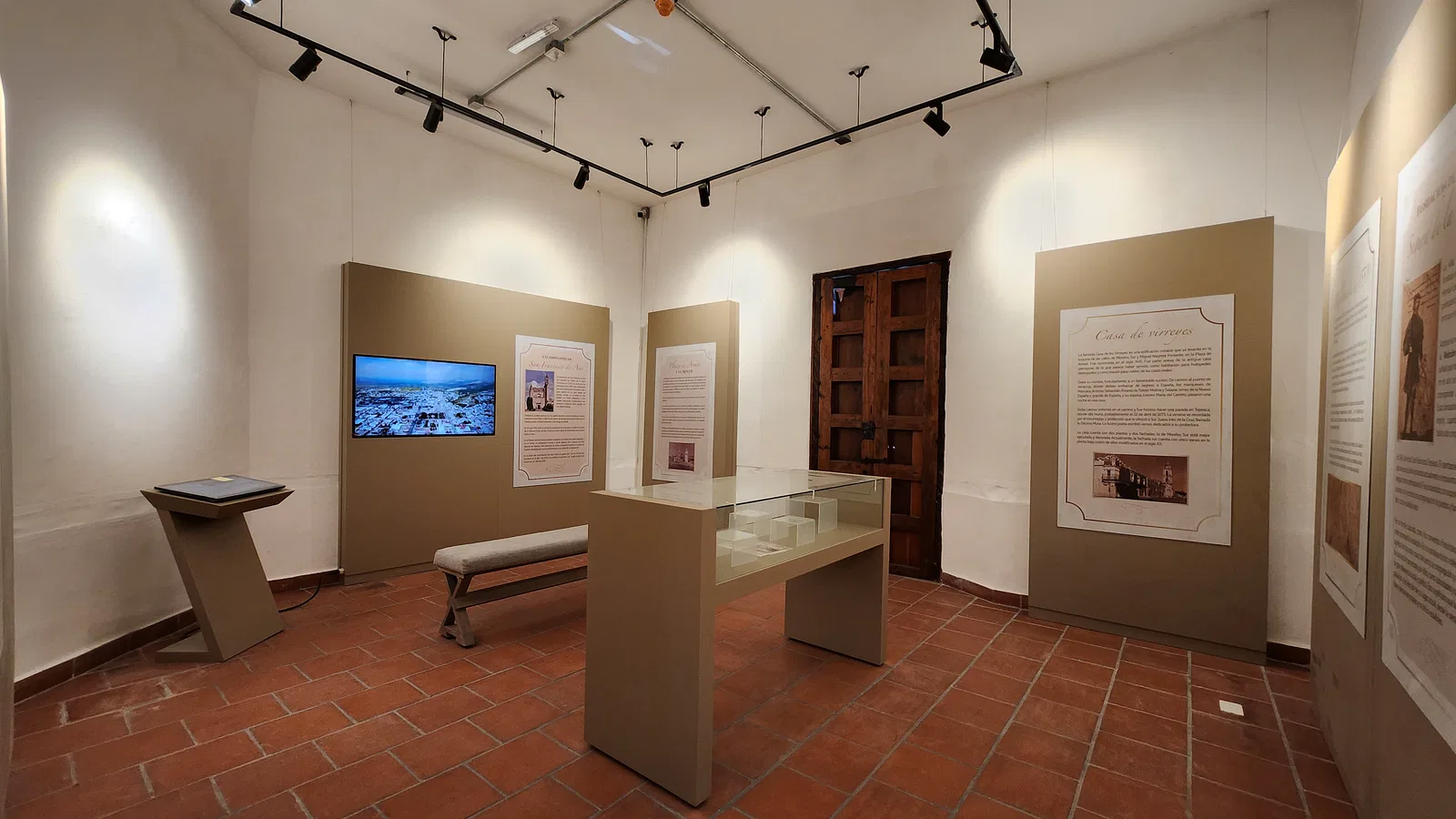 Sala del Museo Regional de Tepeaca con vitrina y recursos audiovisuales.