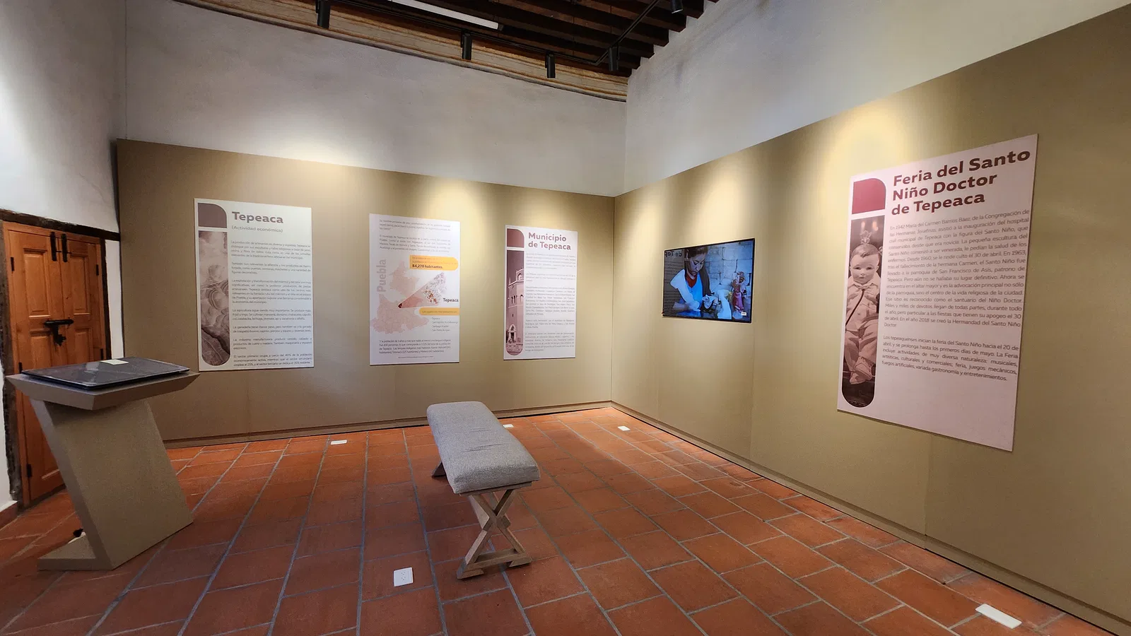 Sala temática del Museo Regional de Tepeaca con gráfica y pantalla.