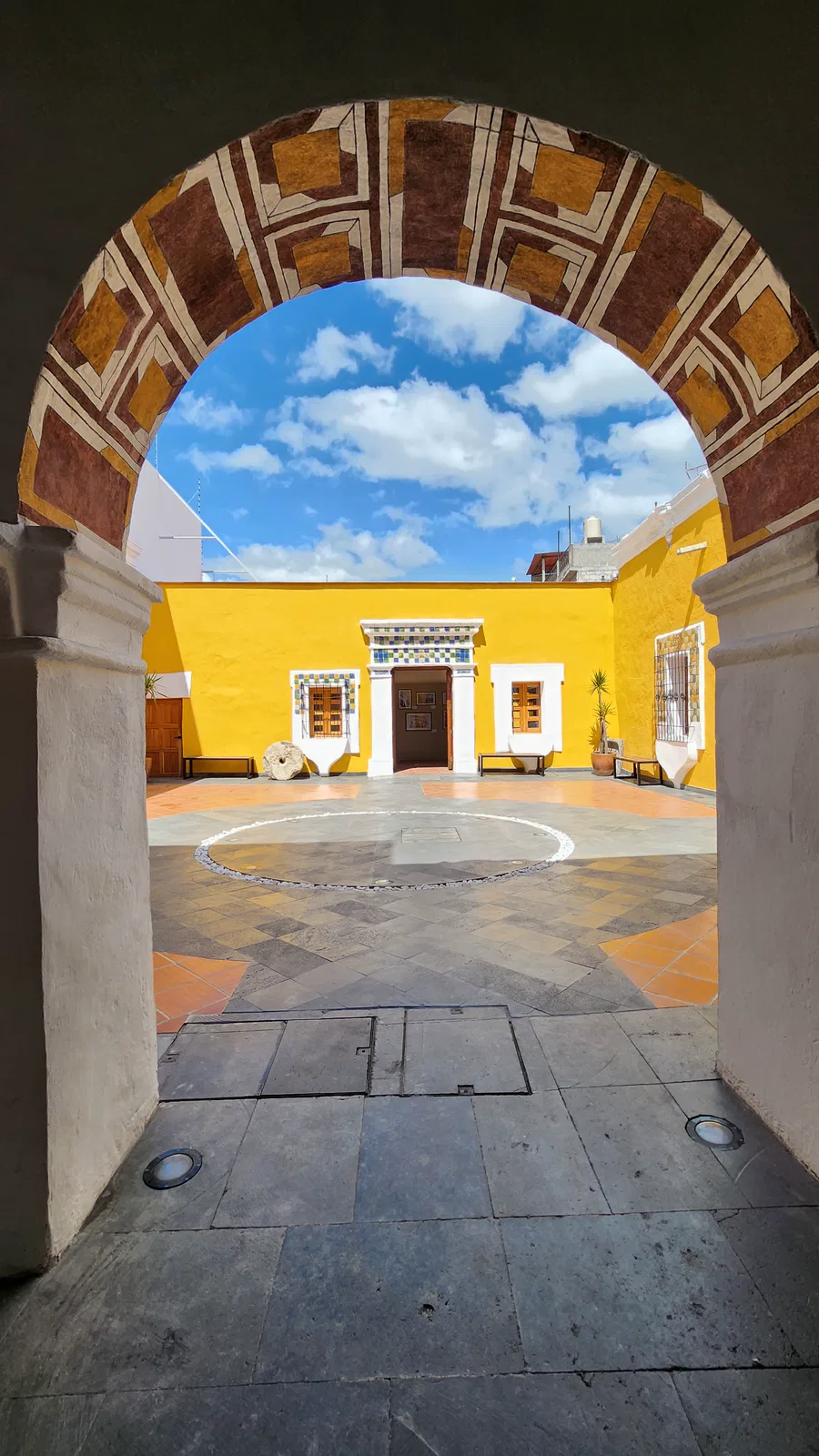 Vista arquitectónica de un espacio de transición del Museo Regional de Tepeaca.