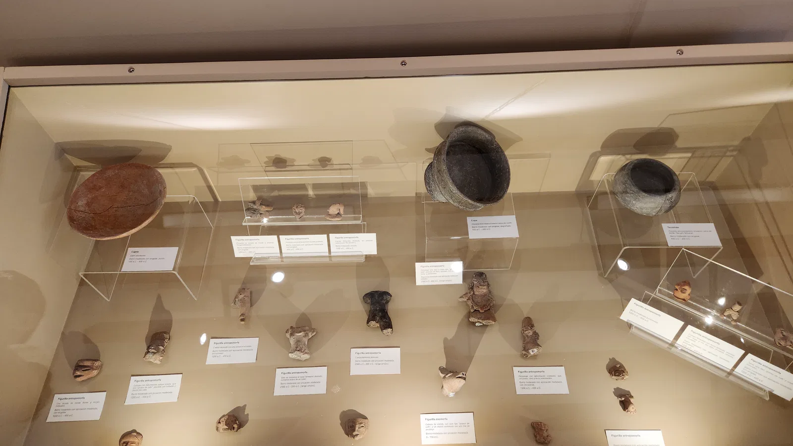 Detalle de vitrina con objetos en el Museo Regional de Tepeaca.