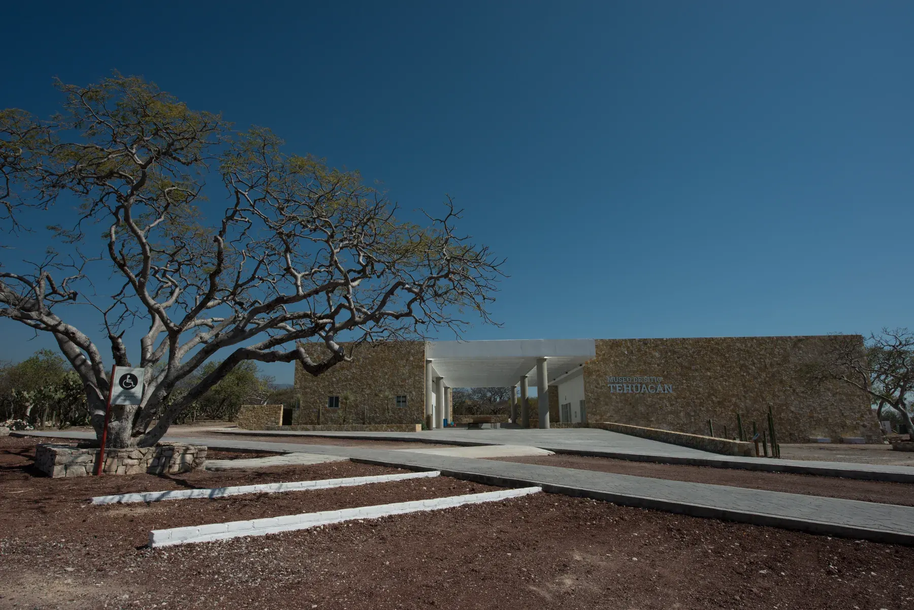Exterior del Museo de Sitio de Tehuacán el Viejo, integrado al paisaje arqueológico