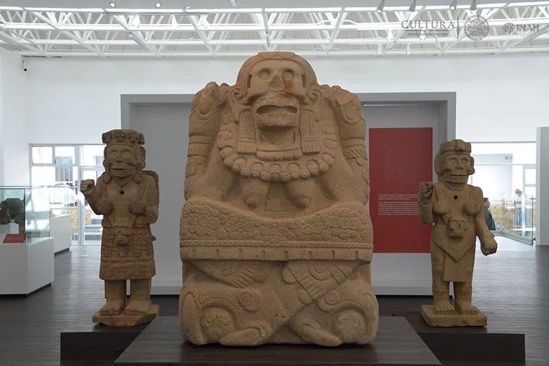 Xantiles y esculturas arqueológicas en el Museo de Sitio de Tehuacán el Viejo