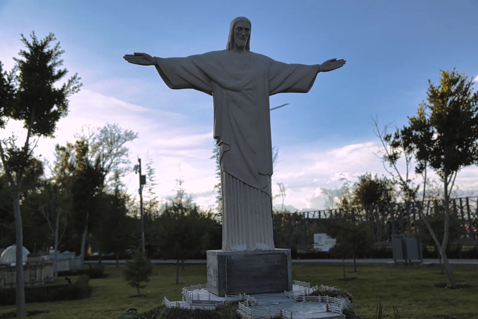 Reproducción del Cristo Redentor dentro del Parque Paseo de Gigantes.