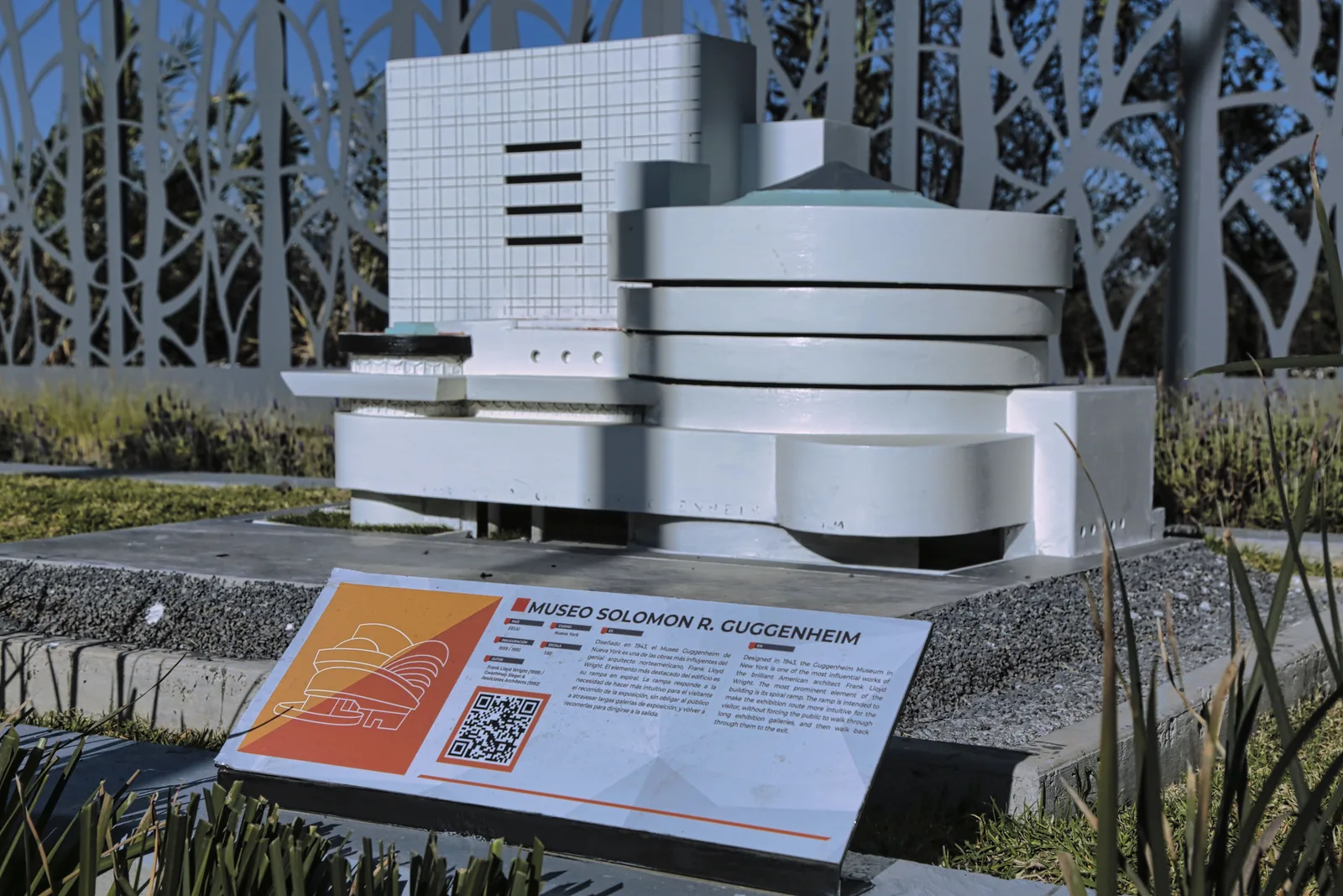Reproducción del Museo Solomon R. Guggenheim con cédula interpretativa y QR.