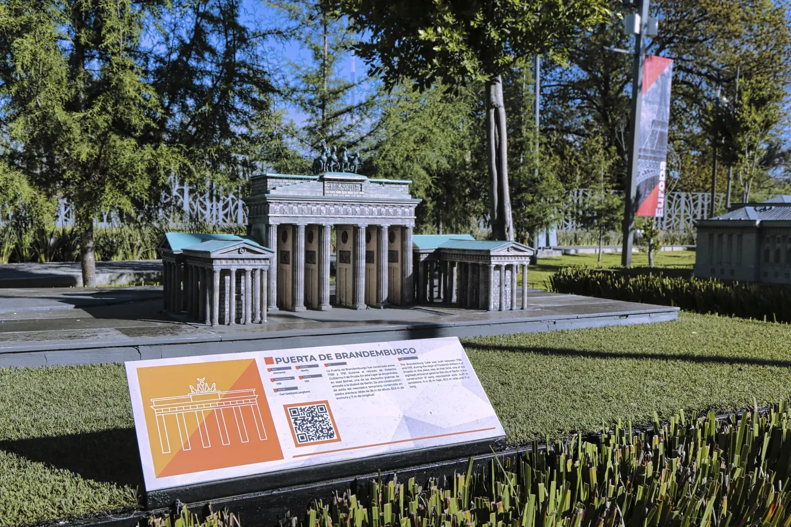 Reproducción de la Puerta de Brandeburgo con cédula interpretativa y QR.