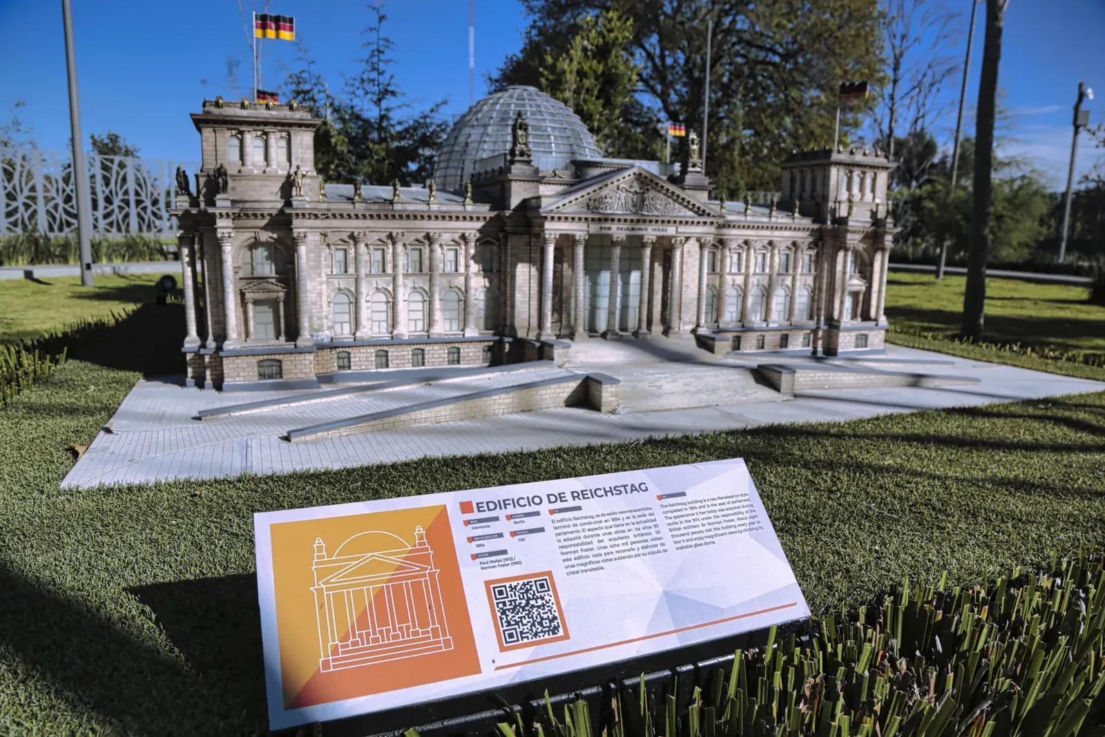 Reproducción del edificio del Reichstag con cédula interpretativa y QR.