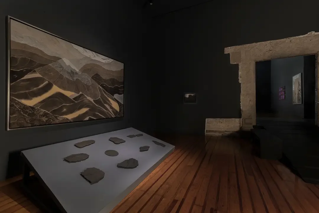 Sala de Río de niebla, río de adobe, río de sangre con pintura de gran formato y registros escultóricos.