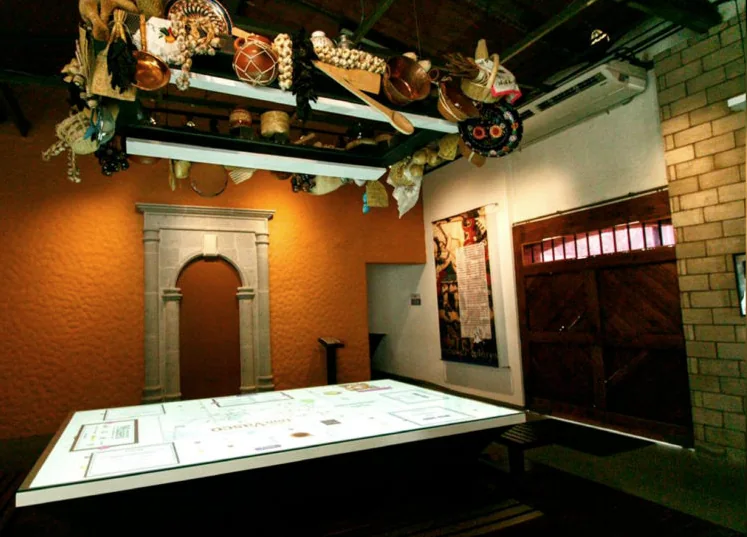 Mesa interactiva del Centro de Interpretación Ruta Don Vasco y elementos museográficos suspendidos.