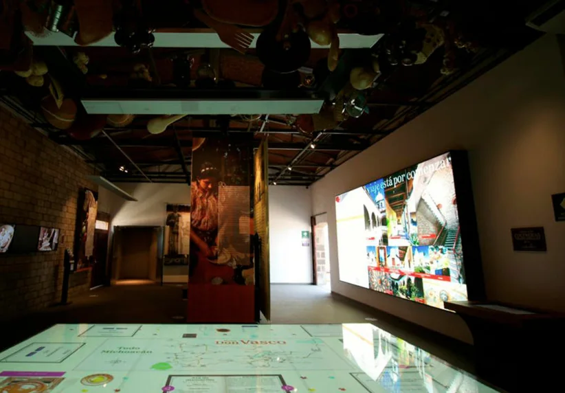 Vista de sala con mesa interactiva y recursos audiovisuales del Centro de Interpretación Ruta Don Vasco.