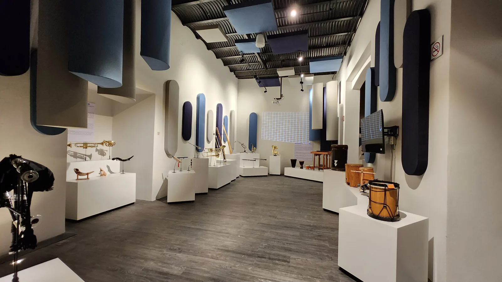 Sala de Sonidos del Mundo 2024 con instrumentos de distintas regiones.