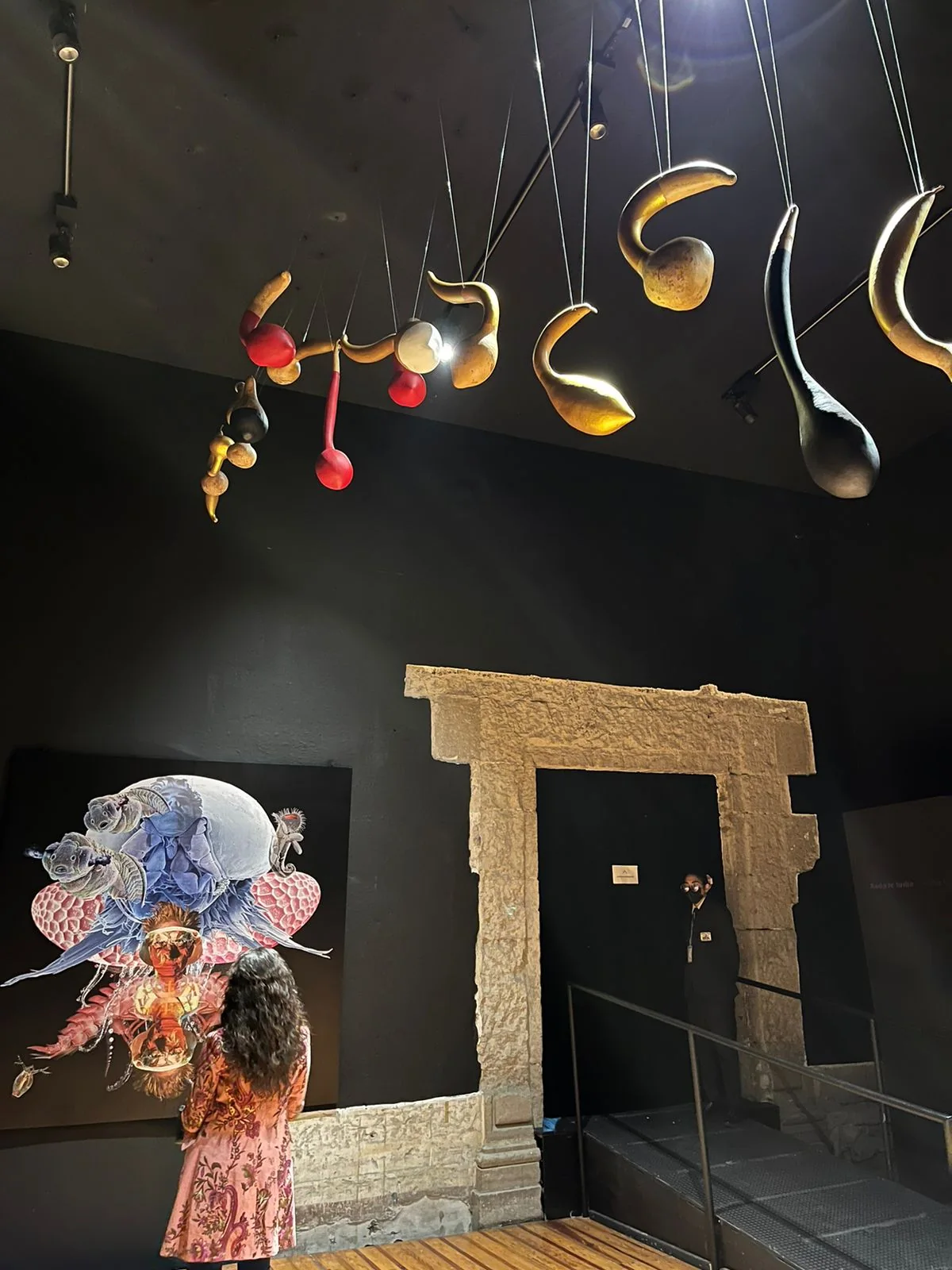 Gunas y elementos escultóricos producidos para la exposición.