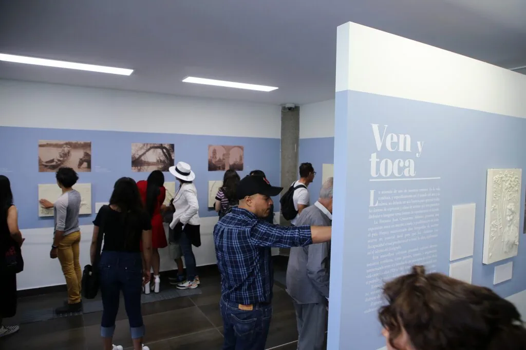 Fotografías de Juan Crisóstomo Méndez y relieves táctiles